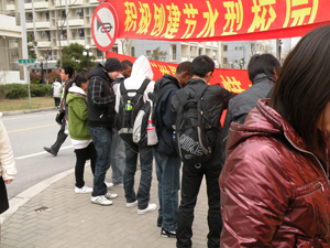 圖片說明🤛🏻：同學們在現場簽名