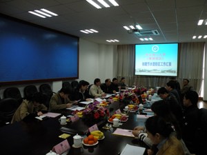 圖片說明:驗收工作考查組聽取我校奉賢校區節水工作匯報