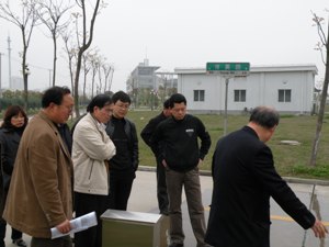 圖片說明:驗收工作考查組對奉賢校區節水工作進行實地檢查